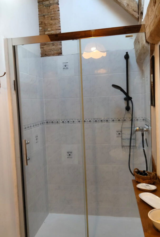 Apartment Of 180 M² With 4 Bedrooms And Barns In Charente