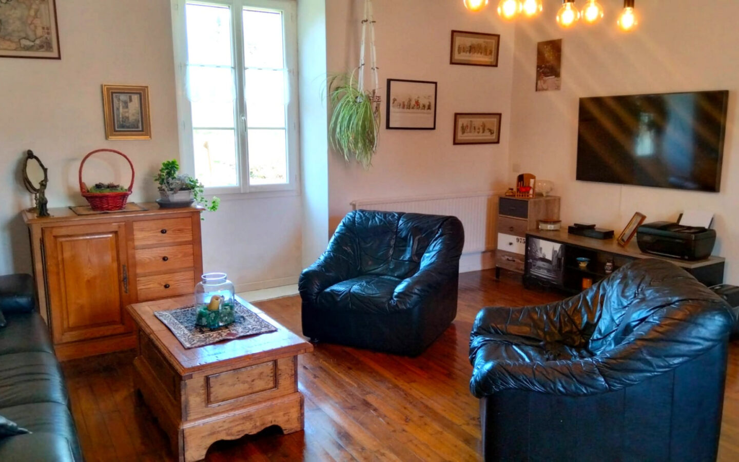 Apartment Of 180 M² With 4 Bedrooms And Barns In Charente