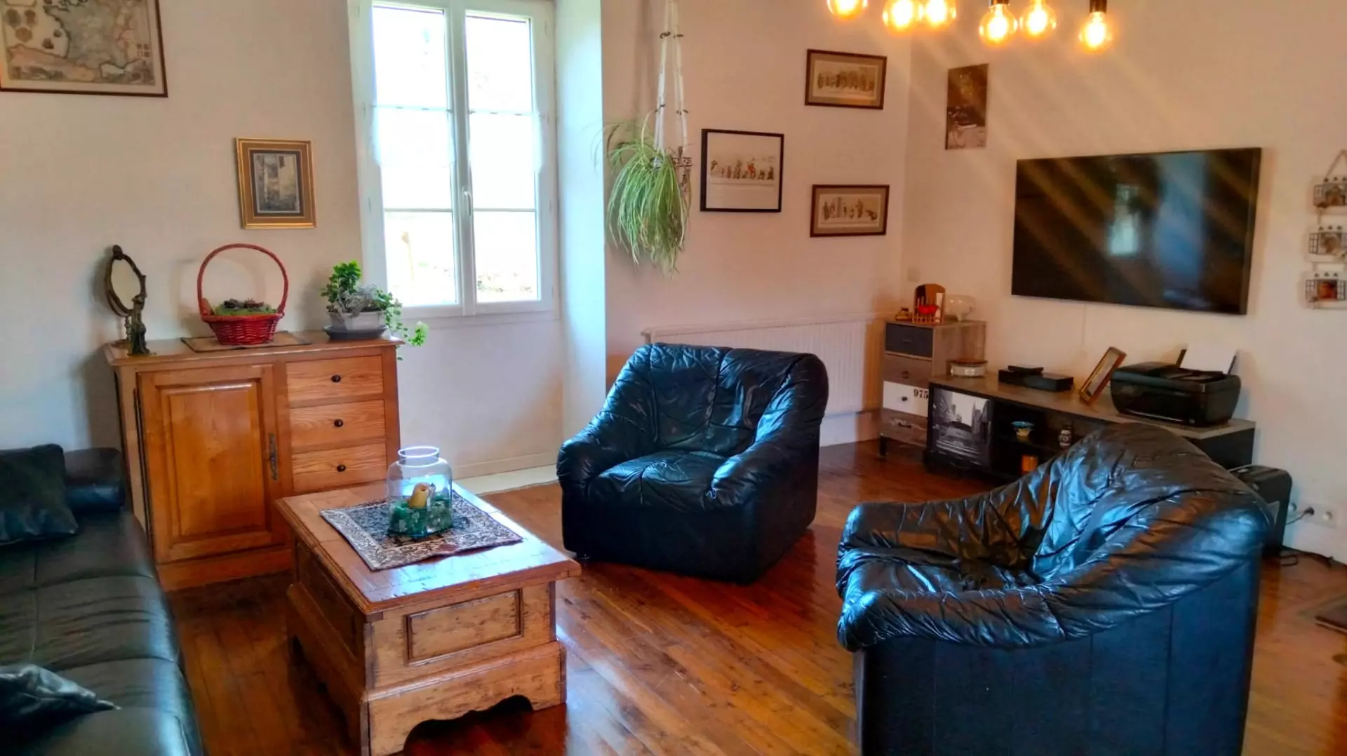 Apartment Of 180 M² With 4 Bedrooms And Barns In Charente