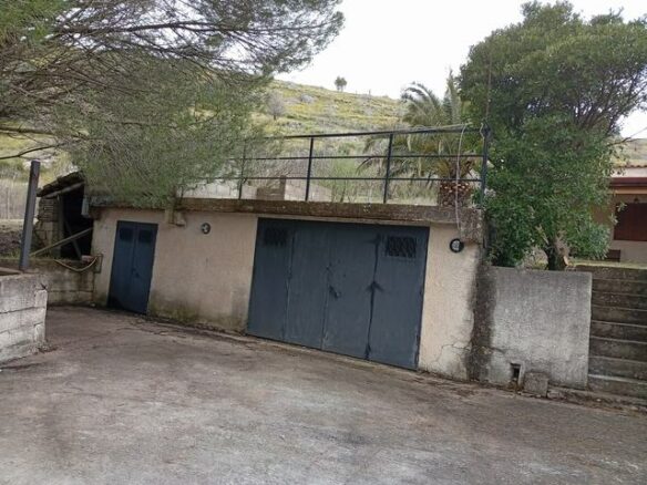 Villa Of 300 M² With Land In Sicily