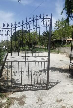 Villa Of 300 M² With Land In Sicily