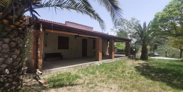 Villa Of 300 M² With Land In Sicily