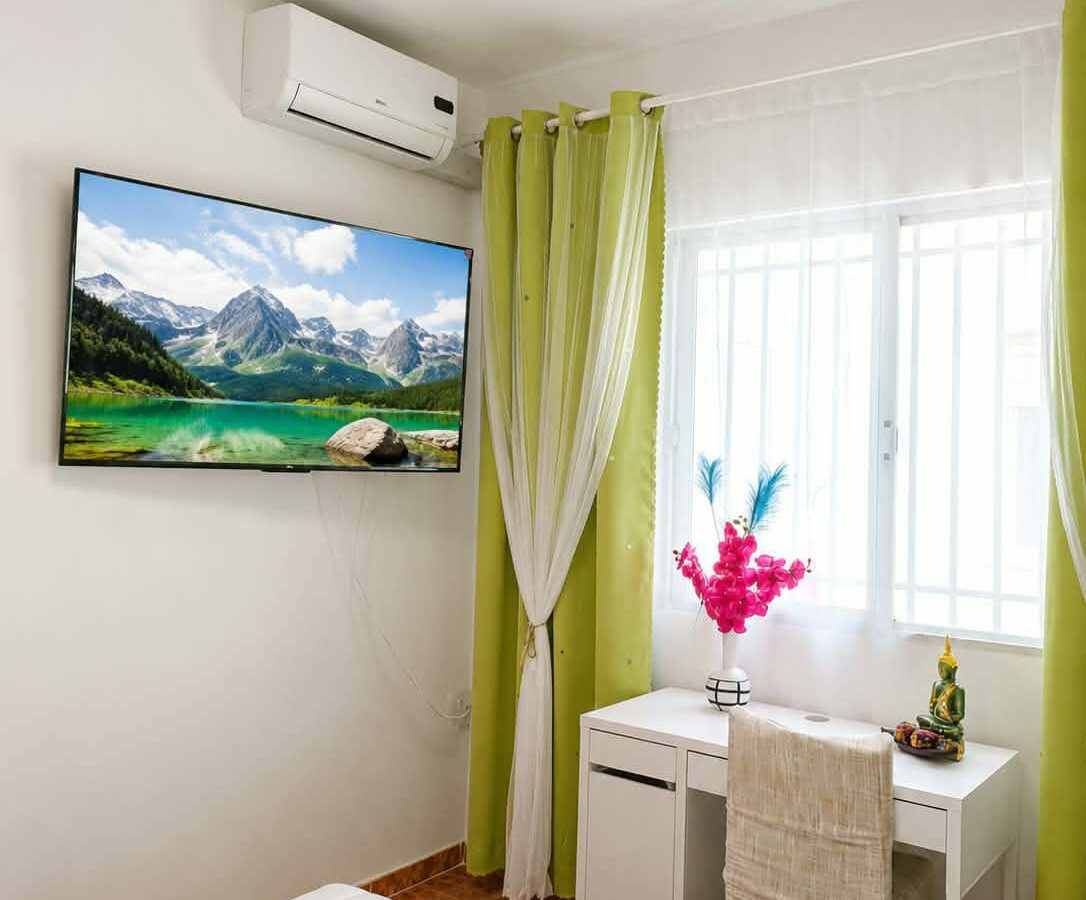 Exceptional Fully Renovated Apartment – Only 1 Minute From The Beach!