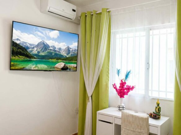 Exceptional Fully Renovated Apartment – Only 1 Minute From The Beach!