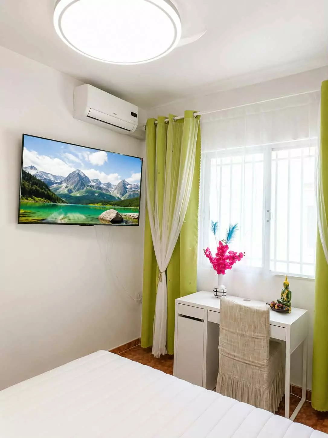 Exceptional Fully Renovated Apartment – Only 1 Minute From The Beach!