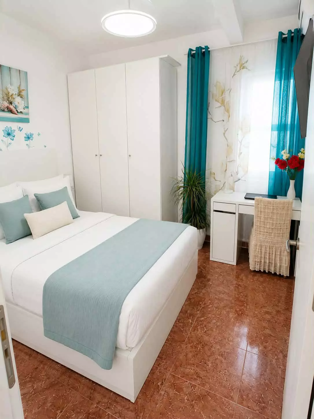 Exceptional Fully Renovated Apartment – Only 1 Minute From The Beach!
