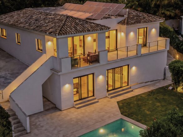 Villa Of 4 Bedrooms With Renovated Features In El Rosario, Marbella