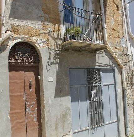 Townhouse Of 105 M² With Via Montalbano In Sicily
