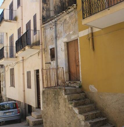 Townhouse Of 105 M² With Via Montalbano In Sicily