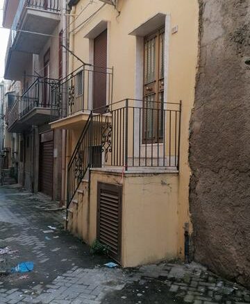Townhouse Of 100 M² With Balcony In Termini
