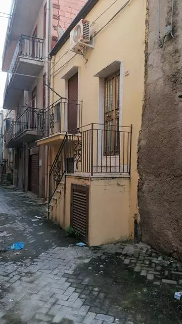Townhouse Of 100 M² With Balcony In Termini