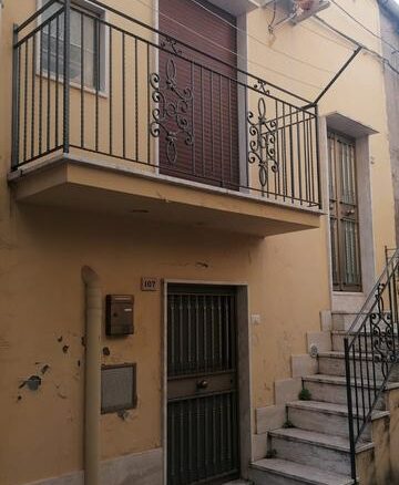 Townhouse Of 100 M² With Balcony In Termini