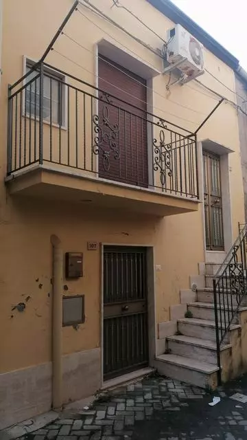 Townhouse Of 100 M² With Balcony In Termini