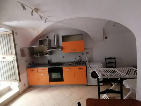 Townhouse Of 100 M² With Balcony In Termini