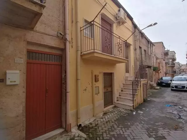 Townhouse Of 100 M² With Balcony In Termini