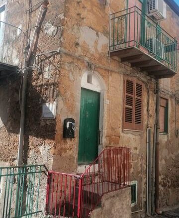 Townhouse Of 0 M² With Garden In Sicily