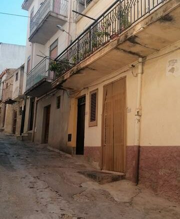 Apartment Of 120 M² With Balcony In Triassi