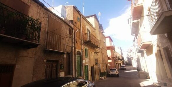 Townhouse Of 200 M² With A Garden In Sicily