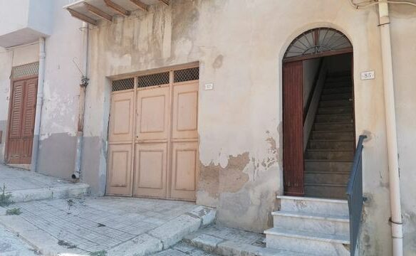 Apartment Of 120 M² With Balcony In Triassi