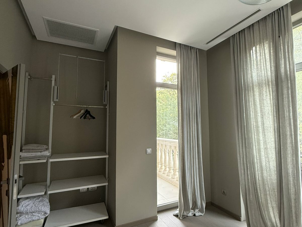 Apartment Of 150 M² With 5 Bedrooms In Port Palace, St. Constantine And Helena