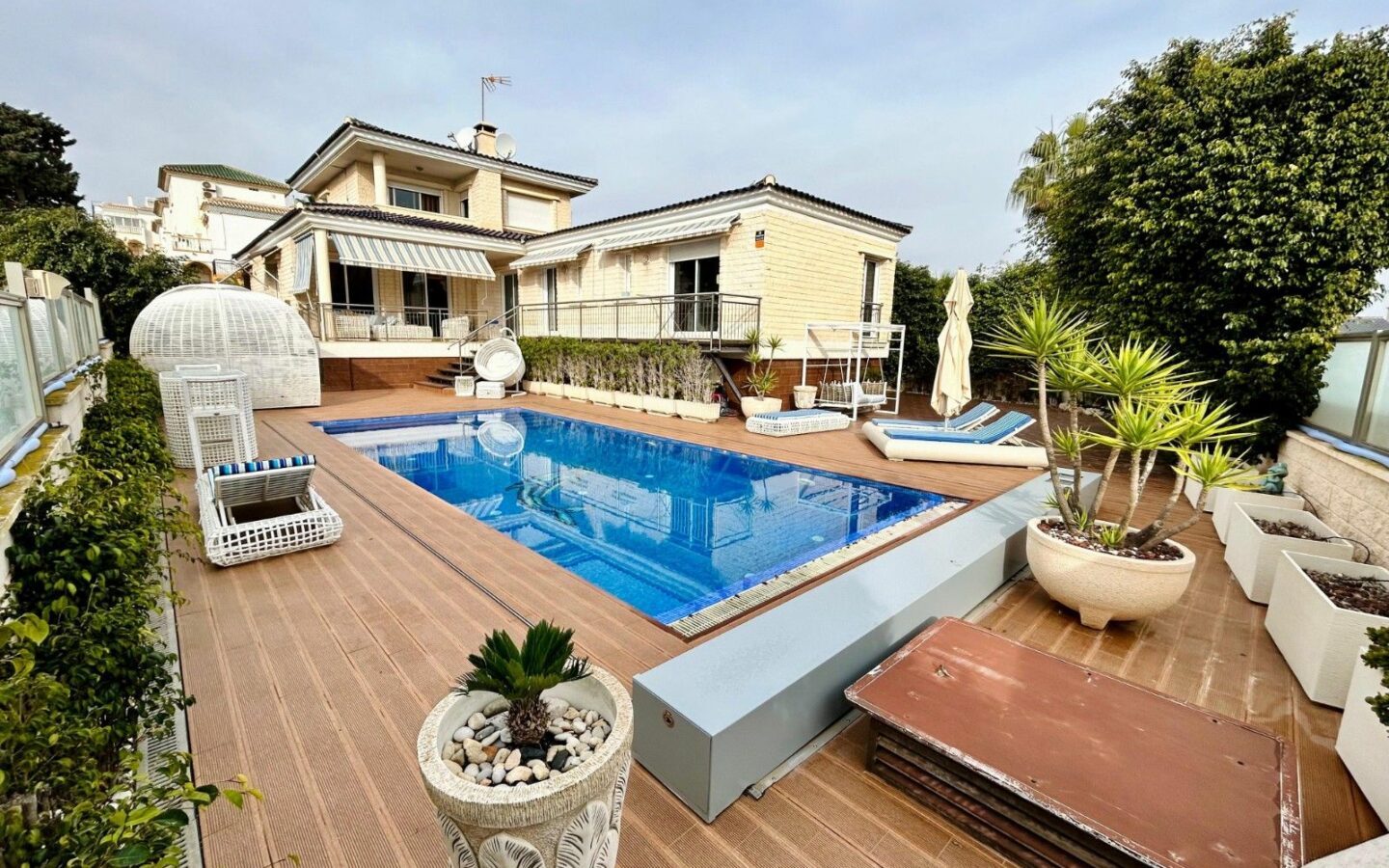 5-bedroom Villa In Torrevieja, Spain (469 M²)