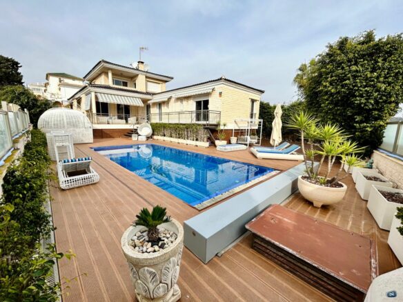 5-bedroom Villa In Torrevieja, Spain (469 M²)