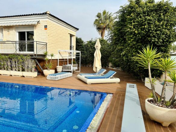 5-bedroom Villa In Torrevieja, Spain (469 M²)
