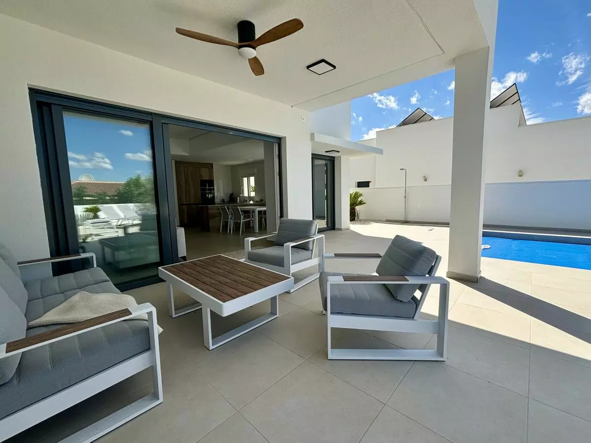 Villa Of 120 M² In Benijofar
