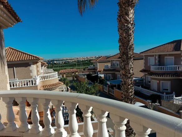 4-bedroom Villa In Torrevieja, Spain (105 M²)