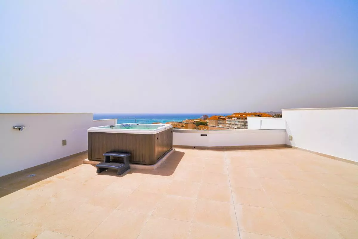 Apartment Of 84 M² With Sea View In Fuengirola, Spain