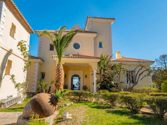 Detached Villa Of 800 M² In Estepona, Spain