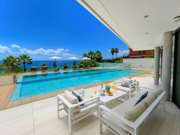 Ground Floor Apartment Of 120 M² With Balcony In Estepona, Spain