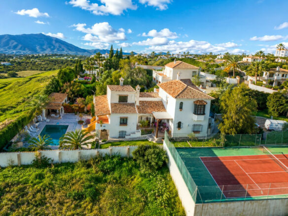 House – Detached Villa 450 M² In Estepona, Spain