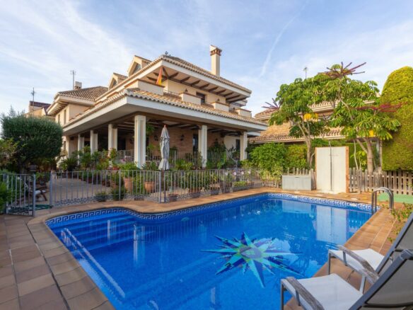 6-bedroom Villa In Torrevieja, Spain (720 M²)