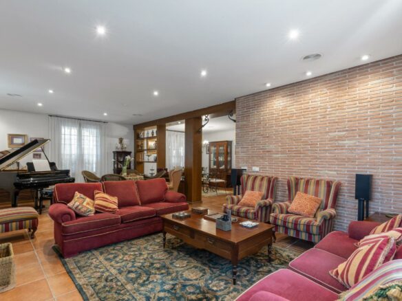 6-bedroom Villa In Torrevieja, Spain (720 M²)