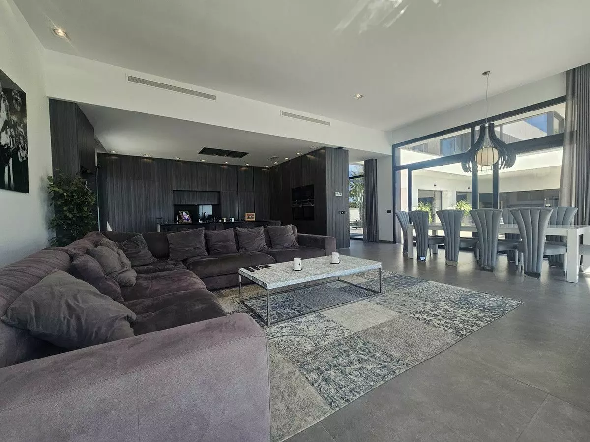 Villa 479 M² In Cabo Roig, Spain – Mediter Real Estate