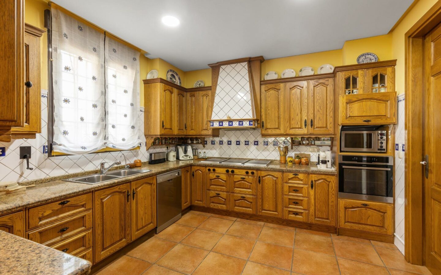 6-bedroom Villa In Torrevieja, Spain (720 M²)