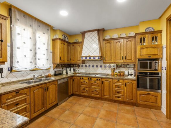6-bedroom Villa In Torrevieja, Spain (720 M²)