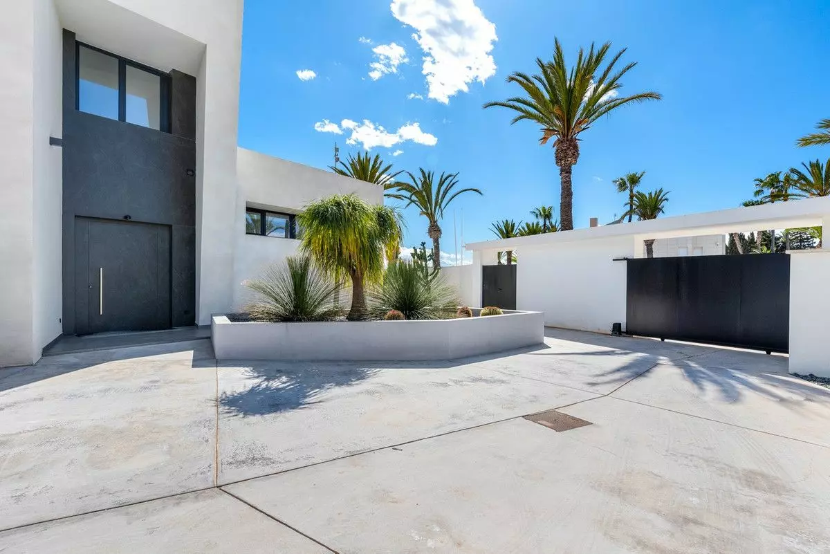 Villa 479 M² In Cabo Roig, Spain – Mediter Real Estate