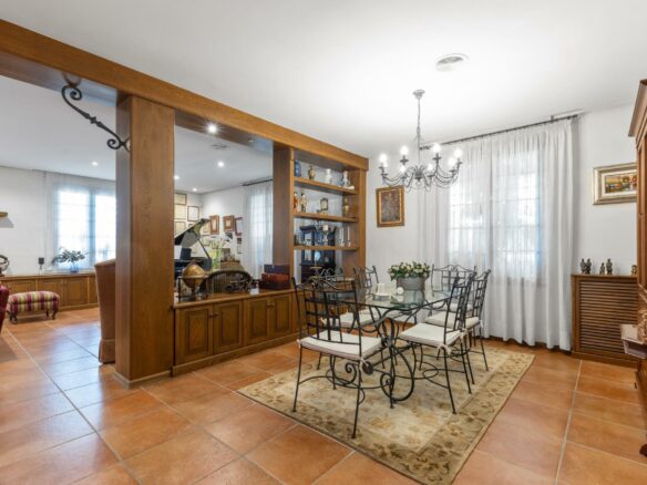6-bedroom Villa In Torrevieja, Spain (720 M²)