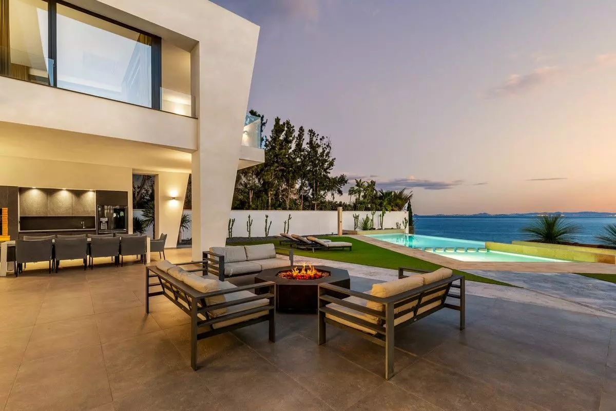 Villa 479 M² In Cabo Roig, Spain – Mediter Real Estate