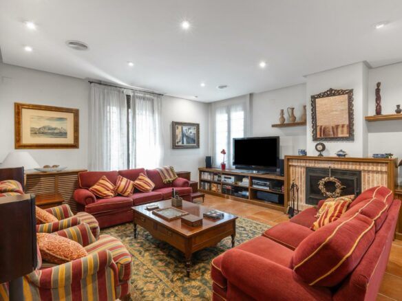 6-bedroom Villa In Torrevieja, Spain (720 M²)