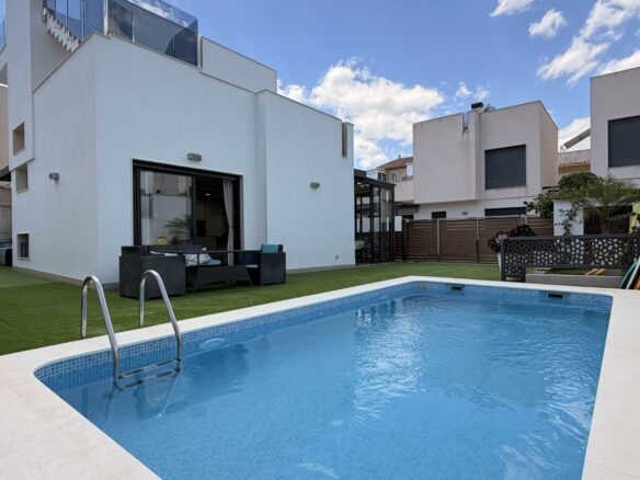 5-bedroom Villa In Torrevieja, Spain (194 M²)