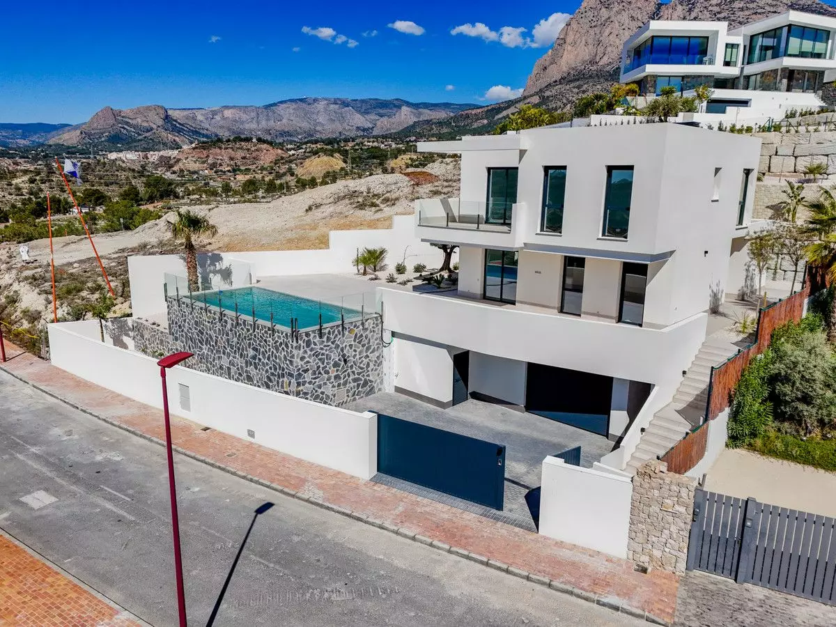 Villa Of 365 M² With Features In Finestrat, Spain