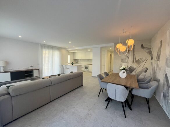 Apartment Of 110 M² With Sea View In Torrevieja, Spain