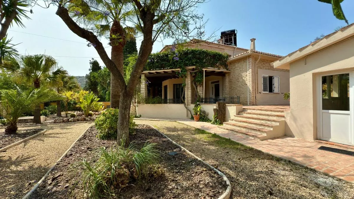 Villa 500 M² In Alicante, Spain – Mediter Real Estate