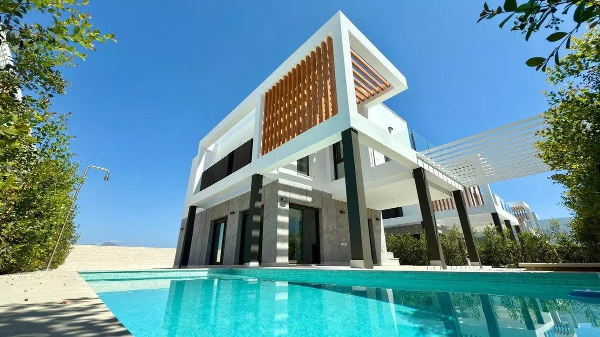 4-bedroom Villa In Alicante, Spain (224 M²)