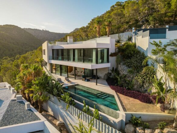 Villa 584 M² In Calvià, Spain – Mediter Real Estate