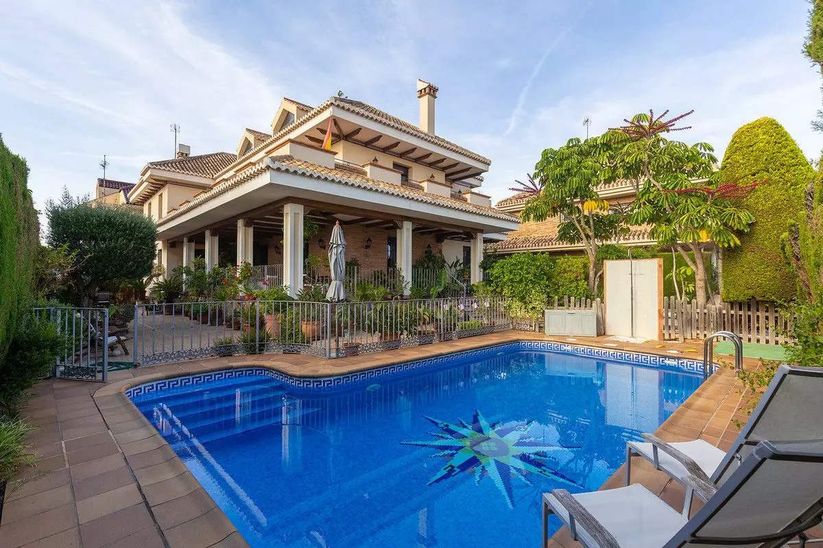 6-bedroom Villa In Torrevieja, Spain (728 M²)