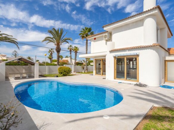 Villa 156 M² In Cabo Roig, Spain – Mediter Real Estate